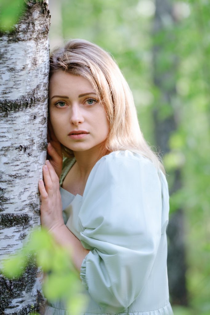 Henkilökuvausta luonnossa. Valokuva.