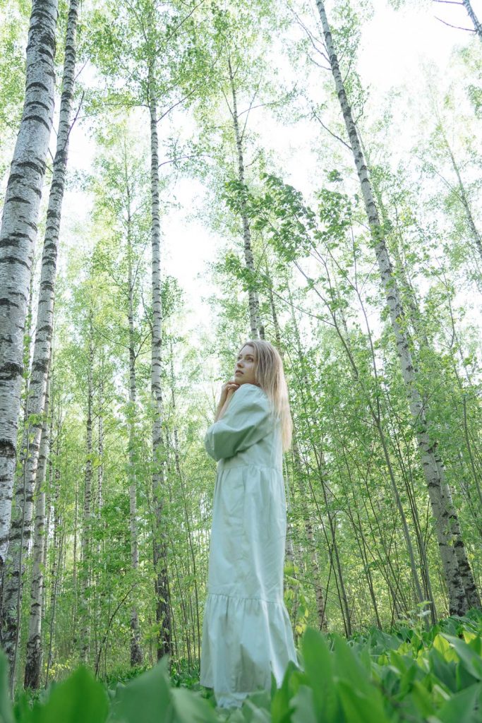 Henkilökuvausta luonnossa. Valokuva.