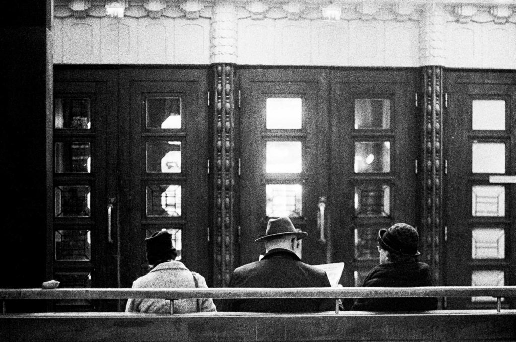 Filmikuvaus katukuvaus mustavalkoisena. Valokuva.