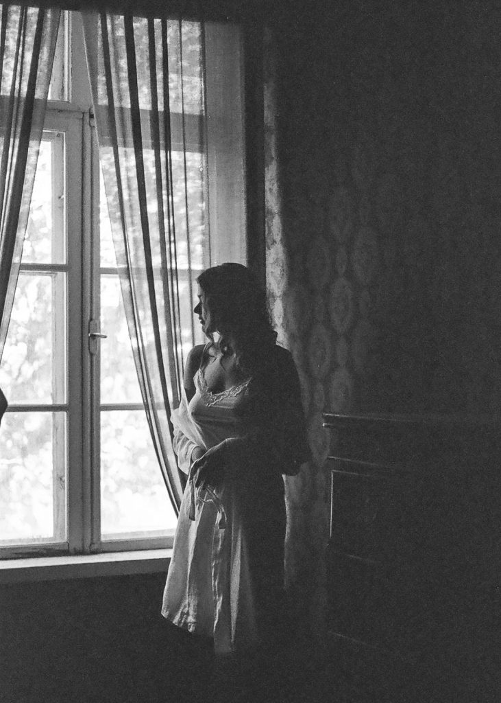 Filmikuvaus henkilökuvaus mustavalkoisena. Valokuva.