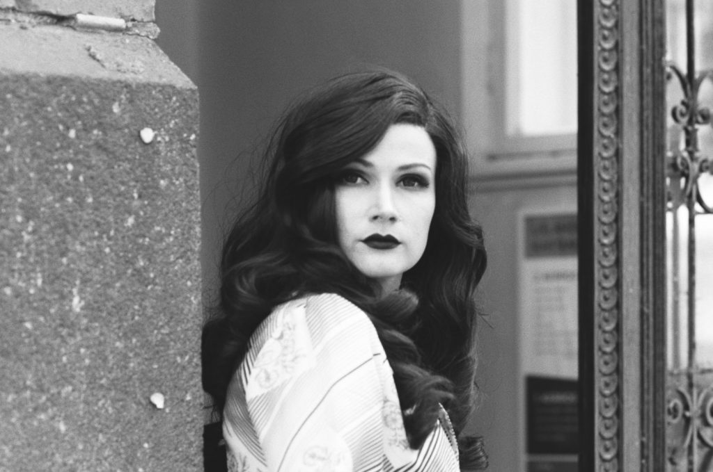 Filmikuvaus muotokuvaus mustavalkoisena. Valokuva.