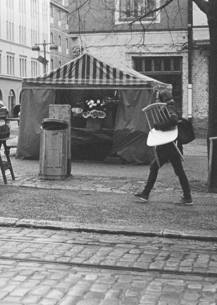 Filmikuvaus katukuvaus mustavalkoisena. Valokuva.