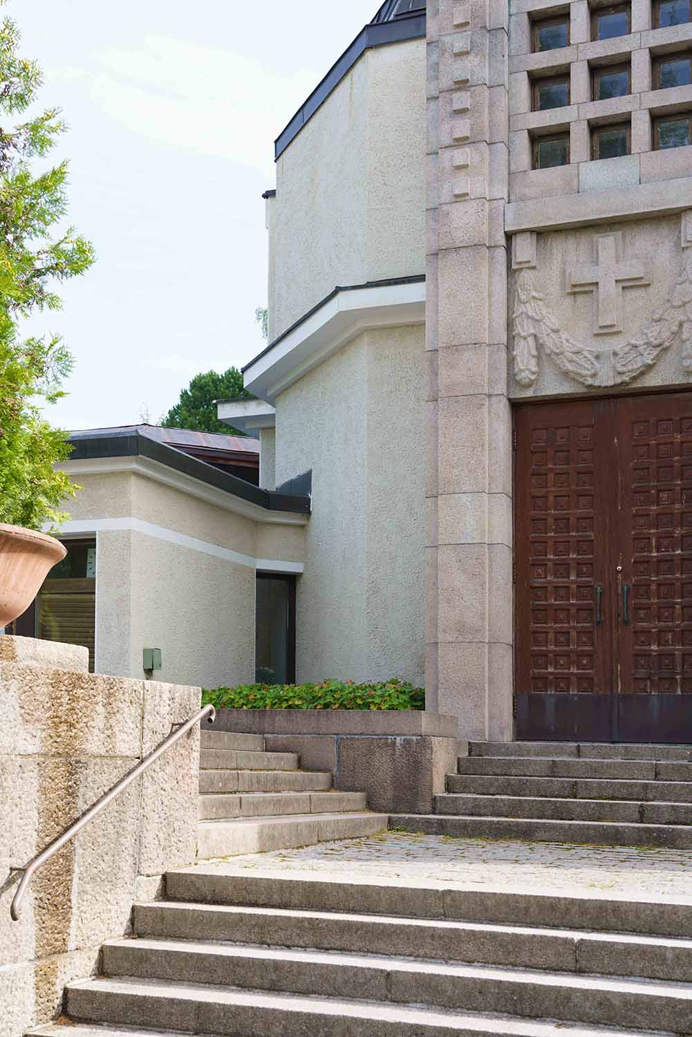 Hautajaisten valokuvaus Kalevankankaan pieni kappeli Tampereella. Valokuva.