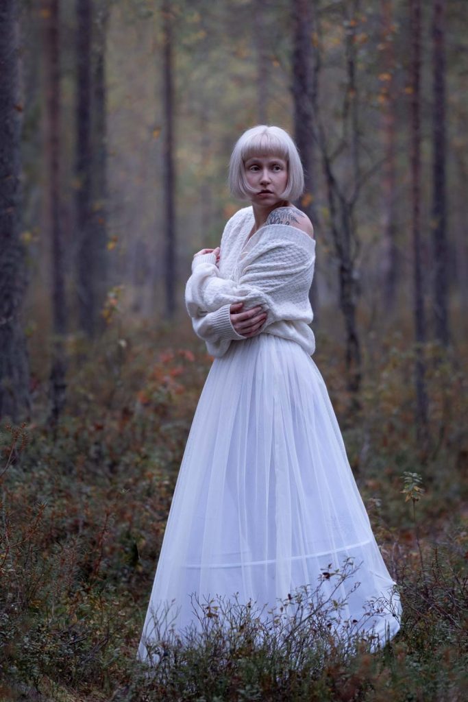 Henkilökuvaus miljöössä suoluonnossa. Valokuva.