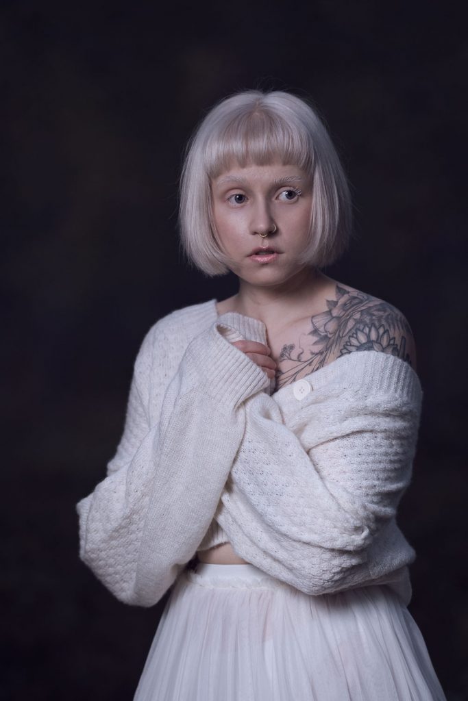 Henkilökuvaus miljöössä suoluonnossa. Valokuva.