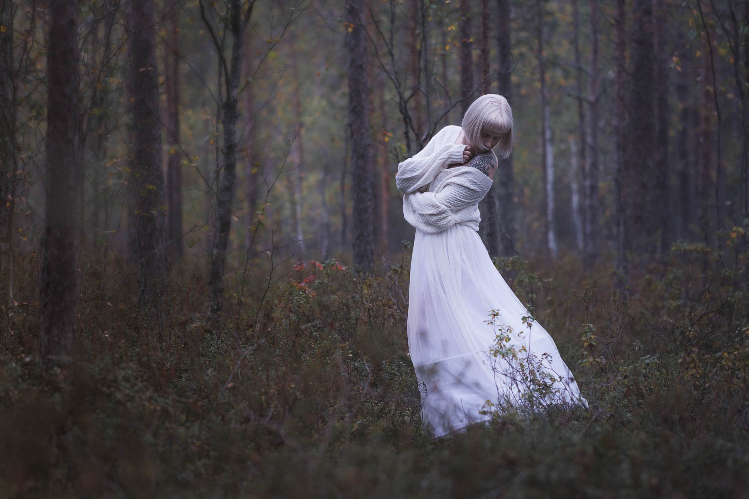 Henkilökuvaus miljöössä suoluonnossa. Valokuva.