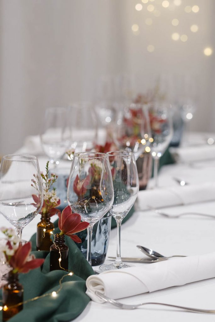 Häätrendit esittelyssä, kattauskilpailu häämessuilla. Valokuva.