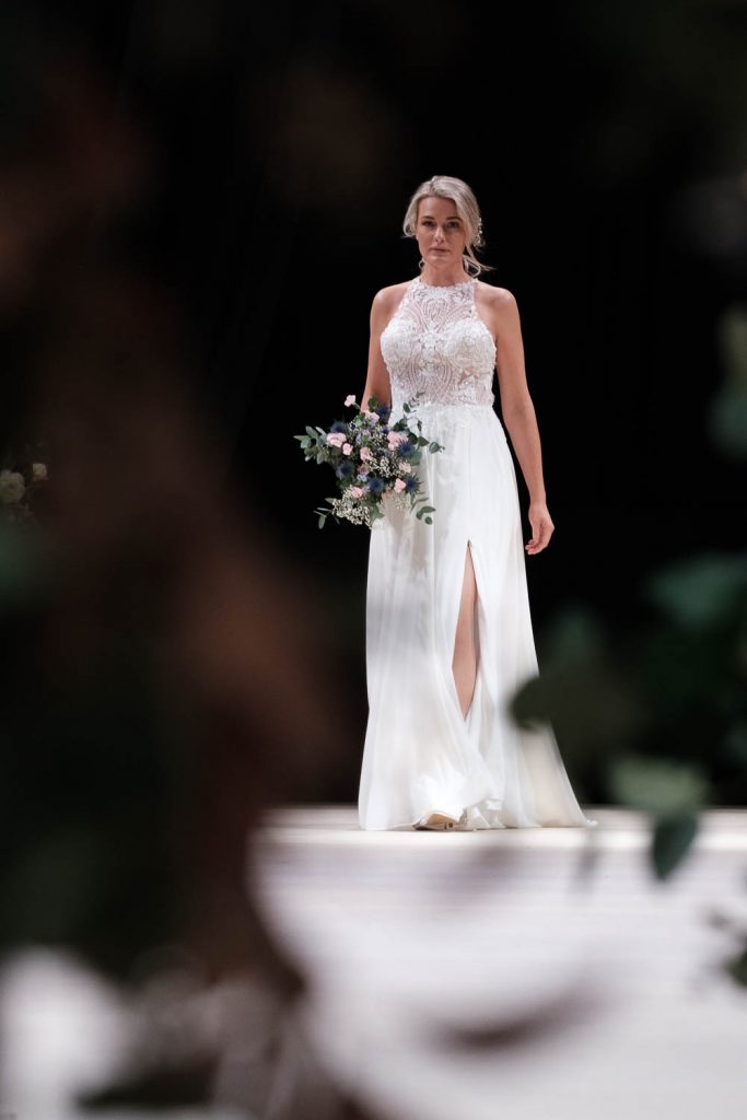 Häätrendit 2024 esittelyssä, hääpuku Lavem. Valokuva.