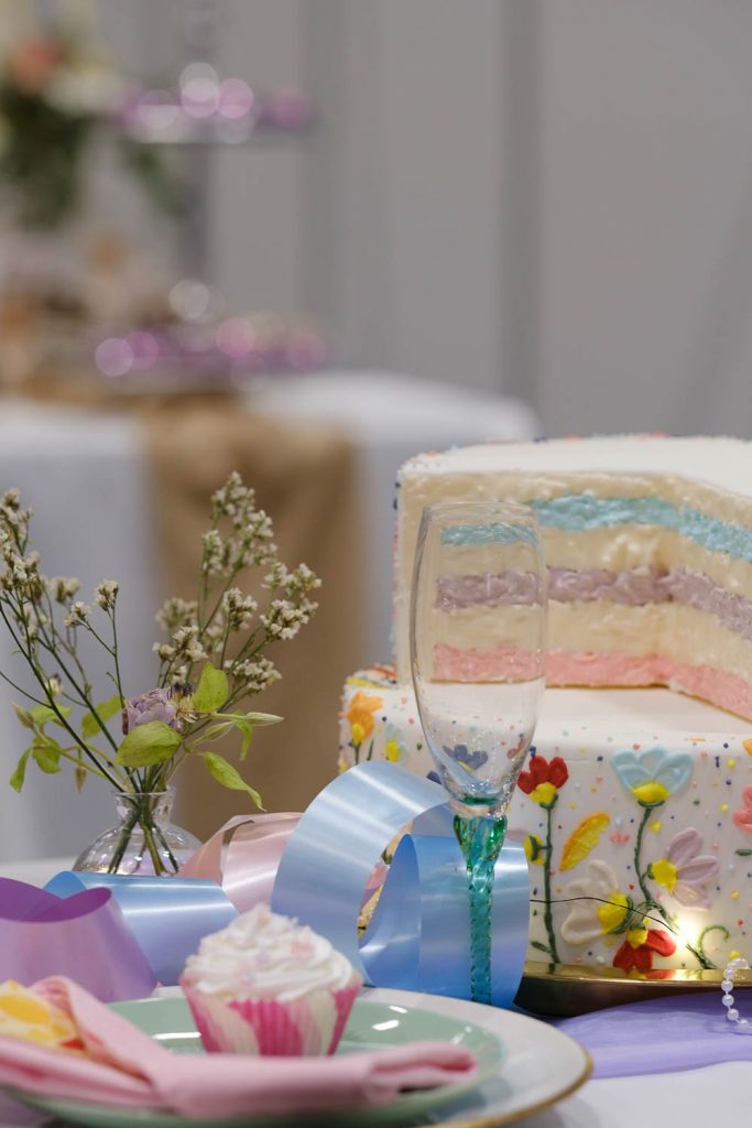 Häätrendit esittelyssä, kattauskilpailu häämessuilla. Valokuva.