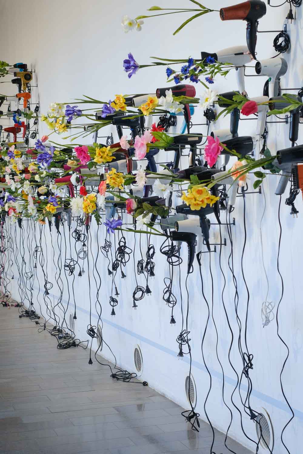 Iiu Susirajan teos näyttelyssä Ei mikään helppo nakki. Valokuva.