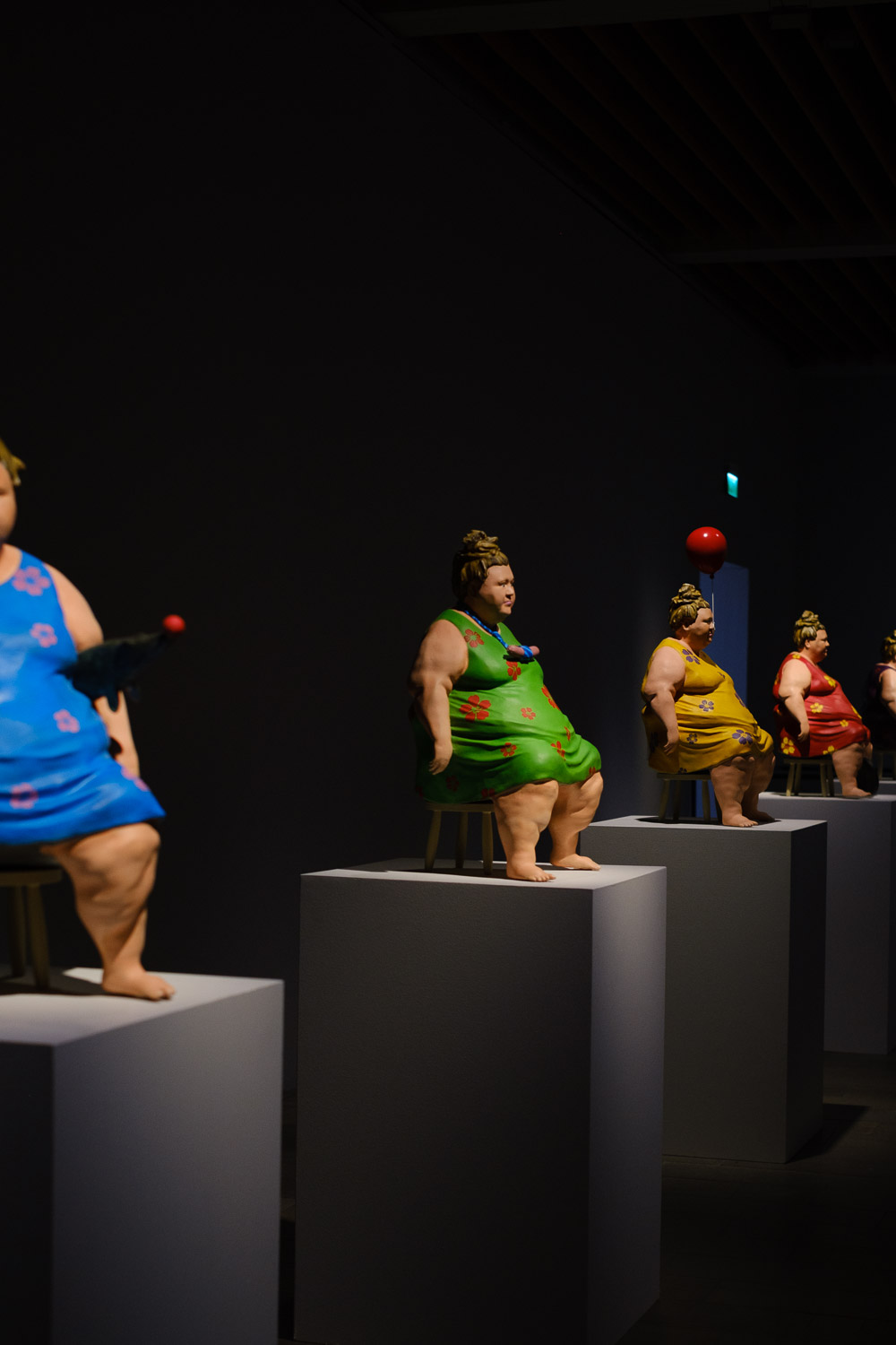 Iiu Susirajan teos näyttelyssä Ei mikään helppo nakki. Valokuva.