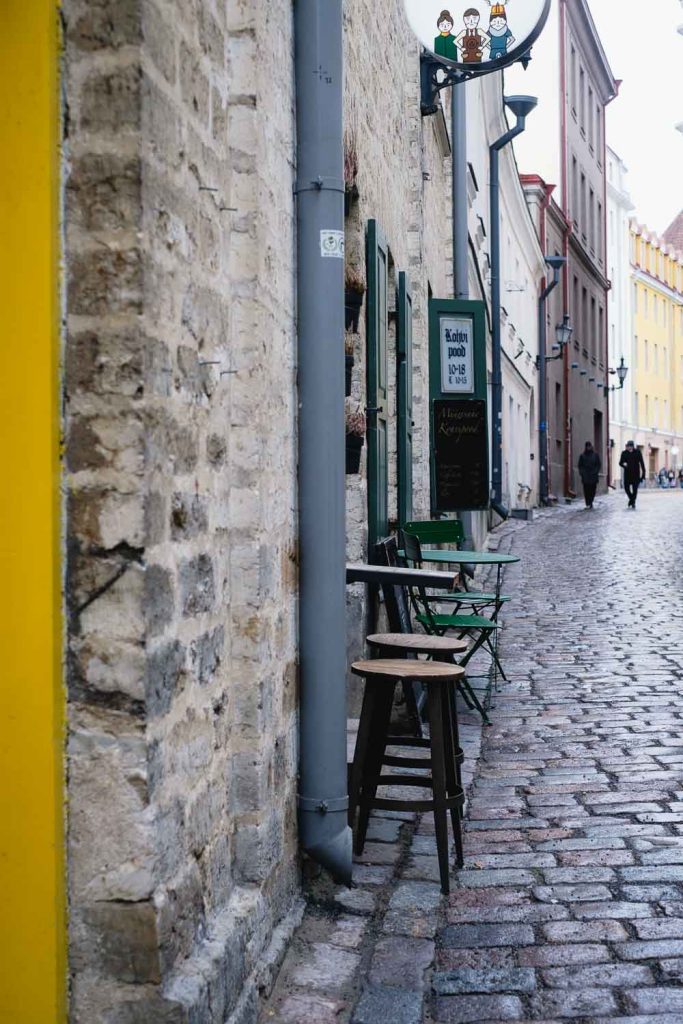 Katukuvia paikassa Tallinnan vanhakaupunki. Valokuva.