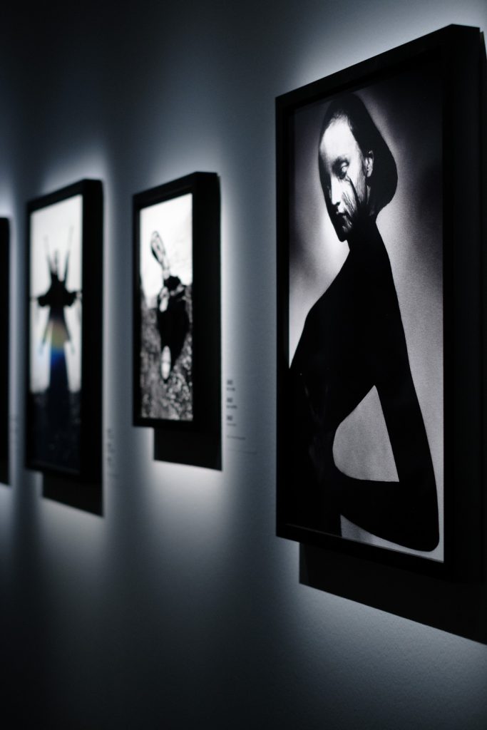 Elizaveta Porodinan näyttelytöitä Tallinnan Fotografiskassa. Valokuva.