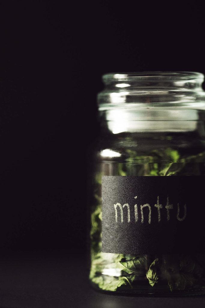 Mintunlehtiä kuivattuna. Valokuva.