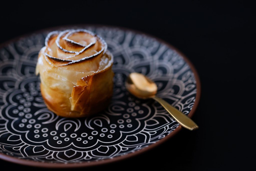 Ruokakuvaus omenaruususta koristeellisella lautasella. Valokuva.