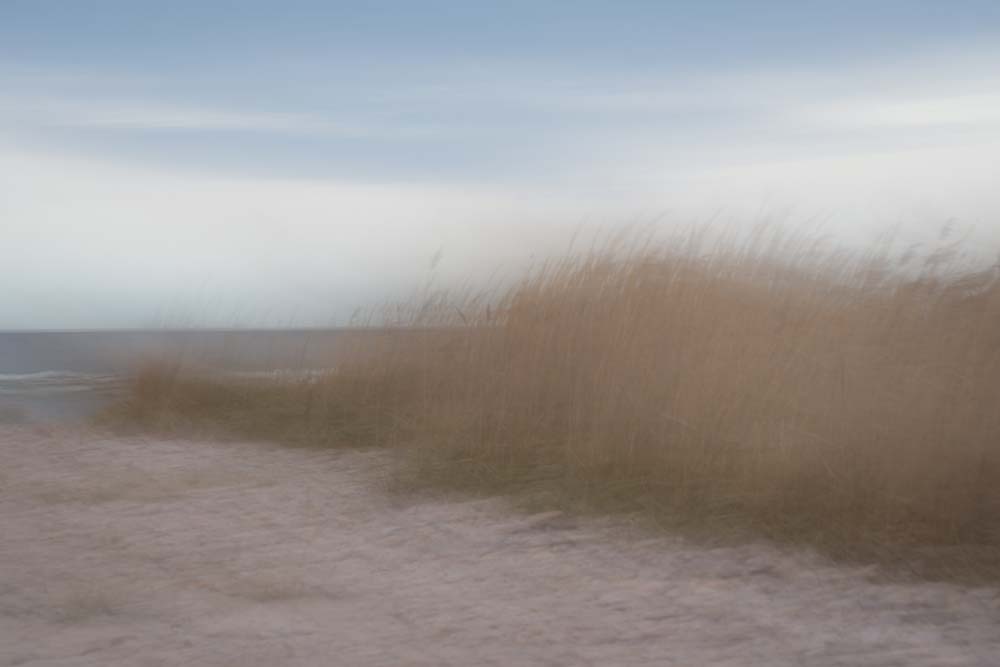 ICM tekniikalla kuvattu merenranta. Valokuva.