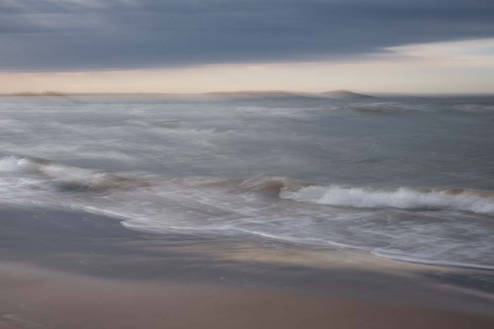 ICM tekniikalla kuvattu merenranta. Valokuva.