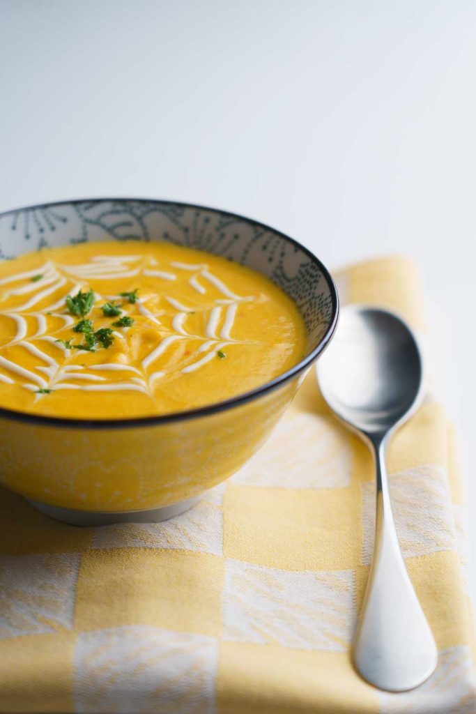 Ruokakuvaus bataattisosekeitto. Valokuva.