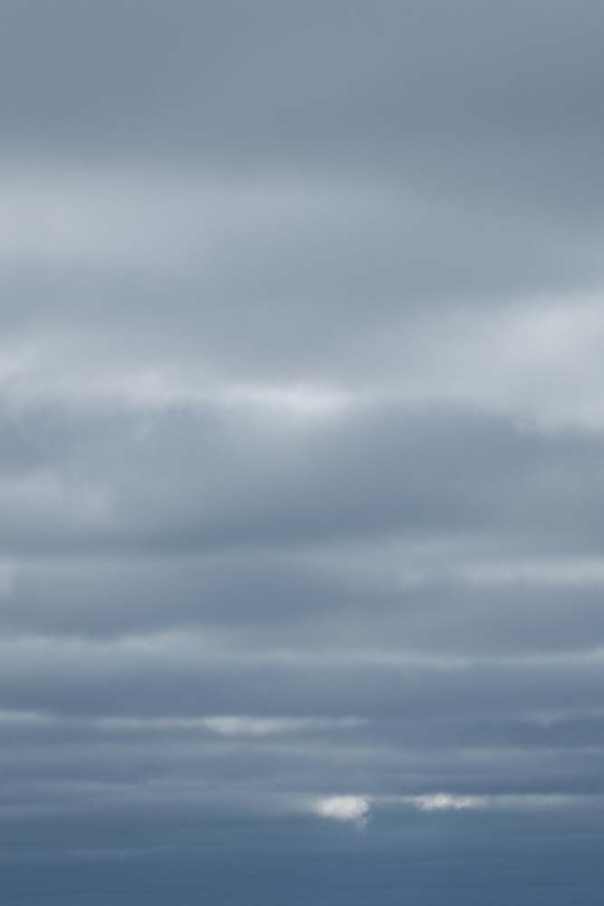 Pilviä meren yllä. Valokuva.