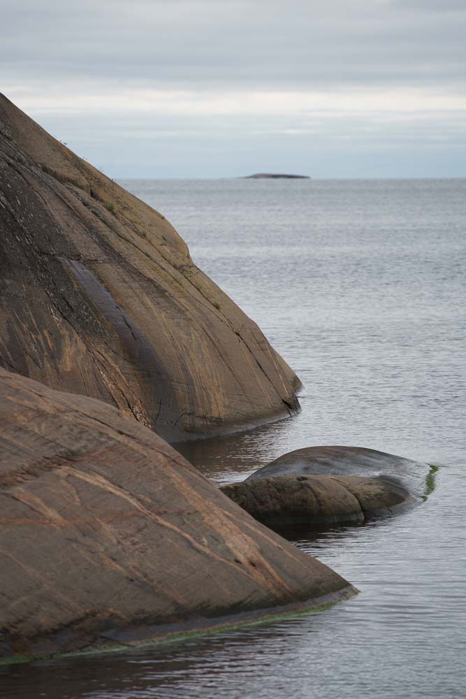 Kallioinen merenranta Hangossa. Valokuva.