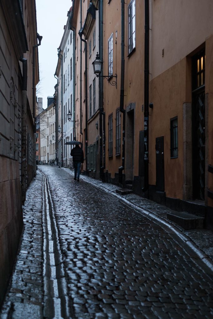 Tukholman Gamla Stan sadesäässä. Valokuva.