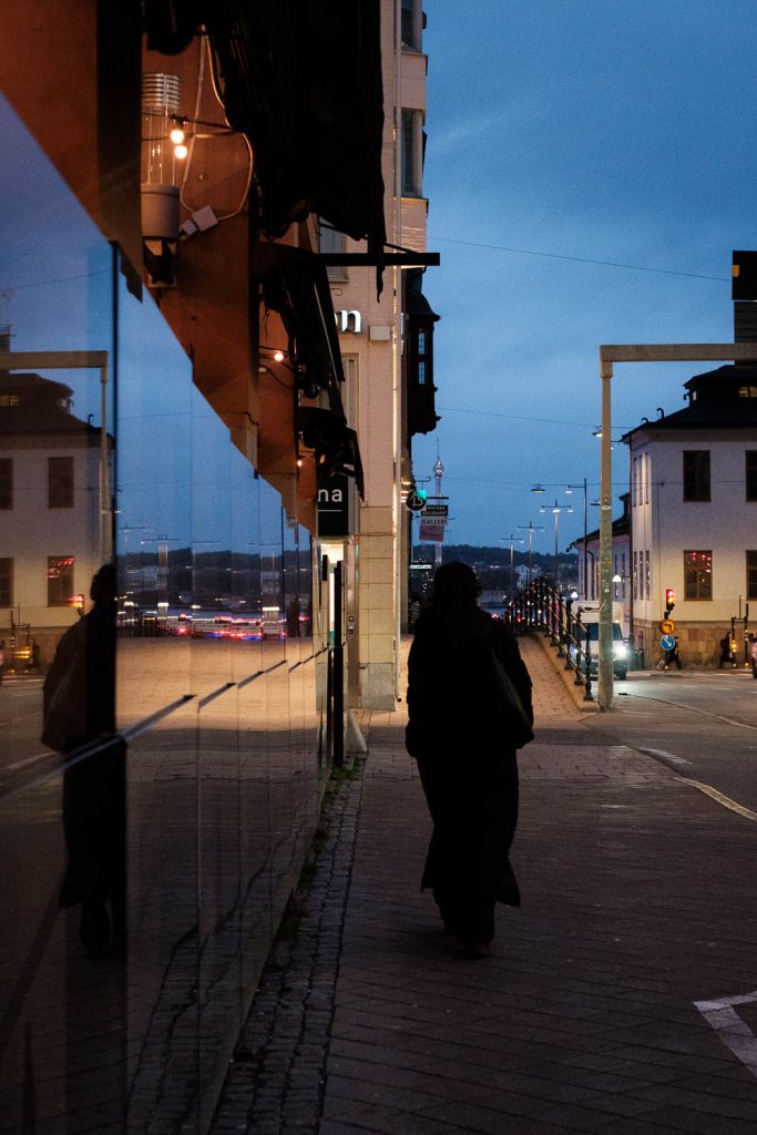 Tukholman Södermalm aamuhämärässä. Valokuva.