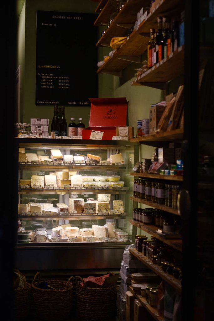 Juustokauppa Tukholman Gamla Stanissa. Valokuva.
