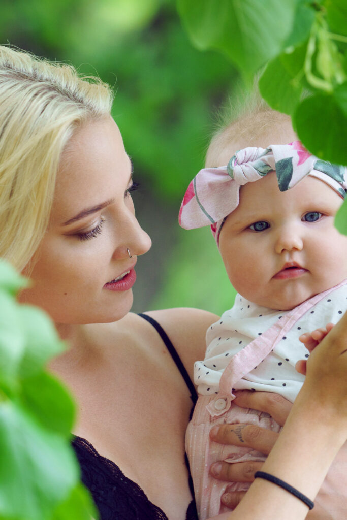 Äiti-lapsikuvaus puistossa. Valokuva.