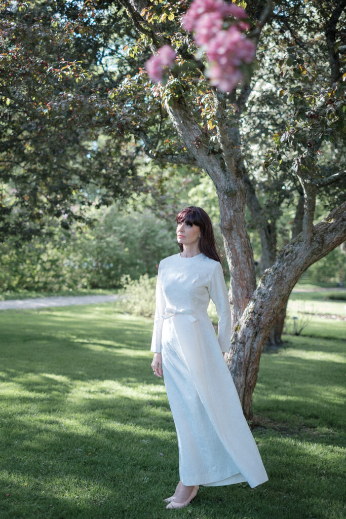 Henkilökuvaus puistossa, mallina Outi