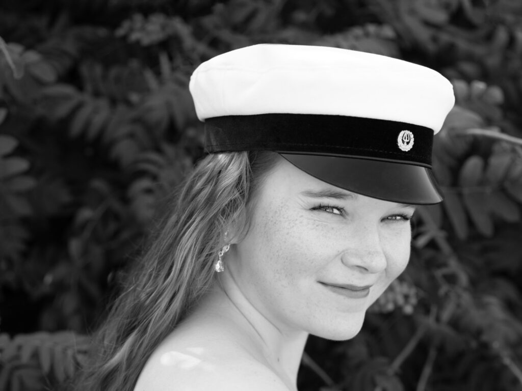 Ylioppilaskuvaus puistossa. Valokuva.