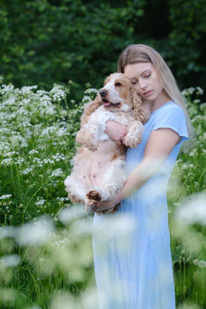 Henkilö- ja koirakuvaus luonnossa, mallina Laura