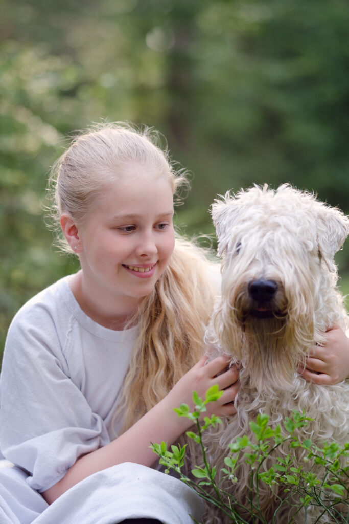 Henkilö- ja koirakuvaus luonnossa, mallina Laura
