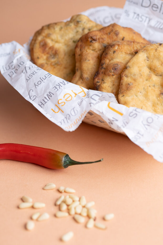 Ruokakuvaus italialaisista leivistä. Valokuva.