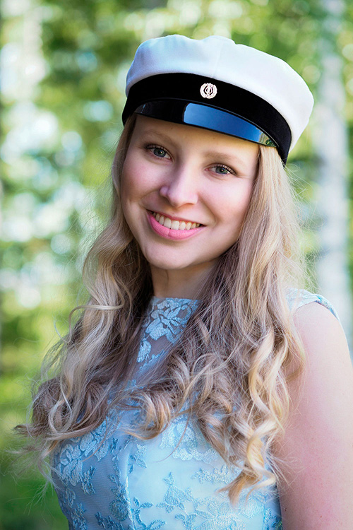 Ylioppilaskuvaus puistossa. Valokuva.